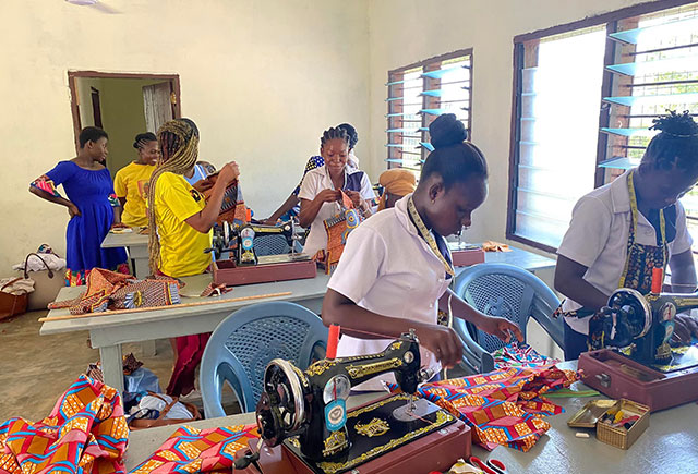 #452 Ghana: Sewing Machines and Fabric